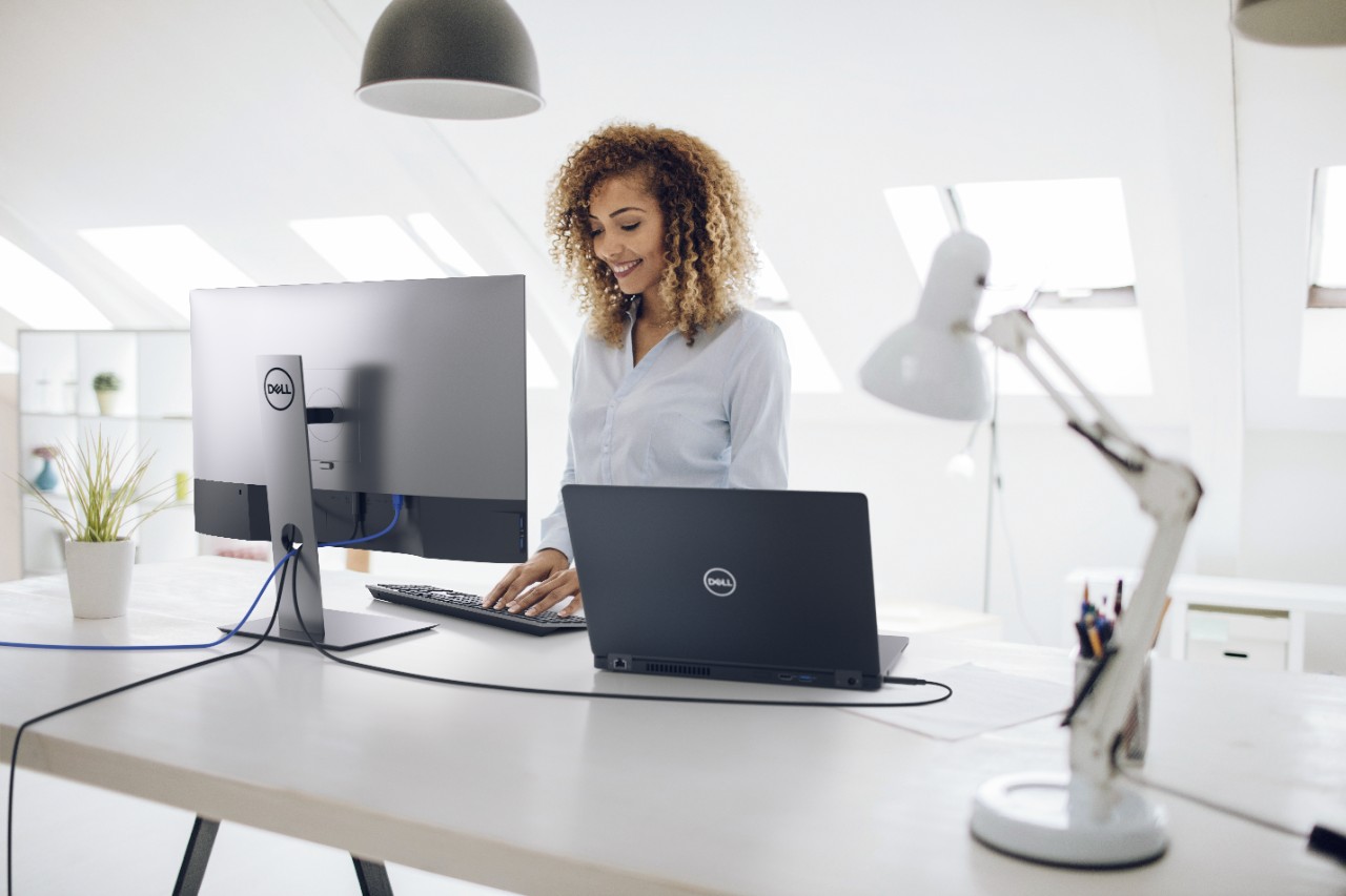Dyskretne usprawnienia, wspaniały komfort pracy – monitory Dell z USB-C